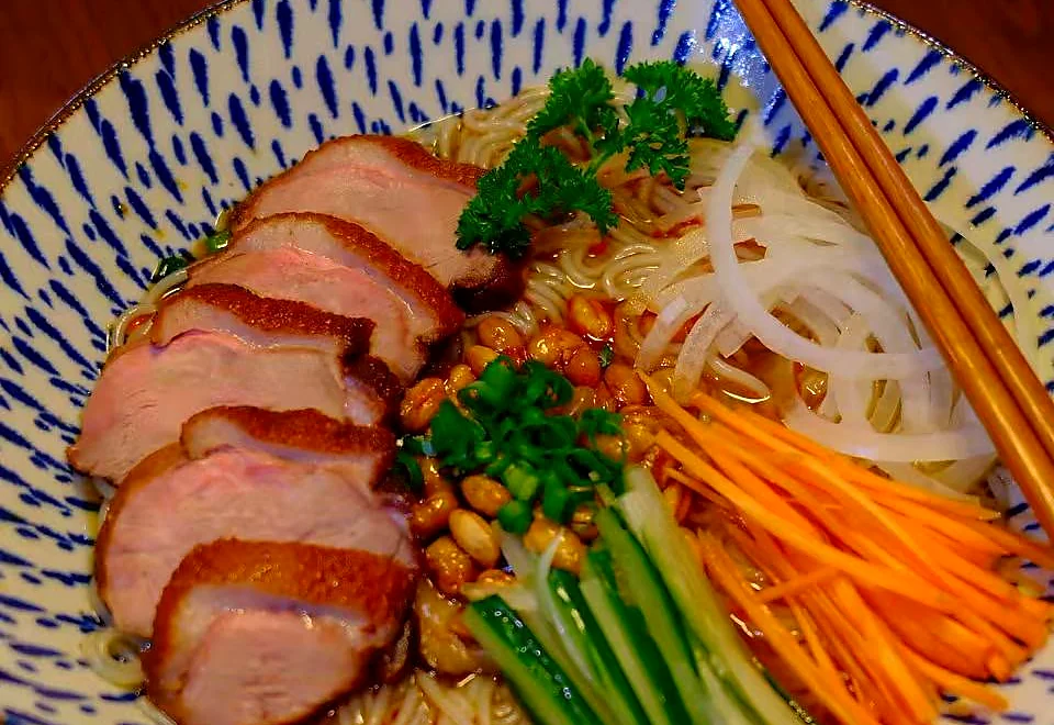 Klassische chinesische Nudelschale in blau-weißem Porzellan mit knusprigem Fleisch und frischem Gemüse