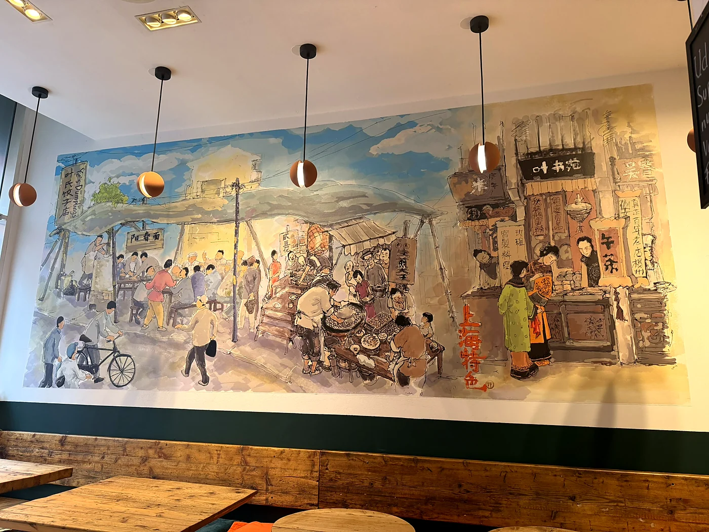 Handgemaltes Wandbild einer chinesischen Straßenszene im Mr. Dumpling, Bremen